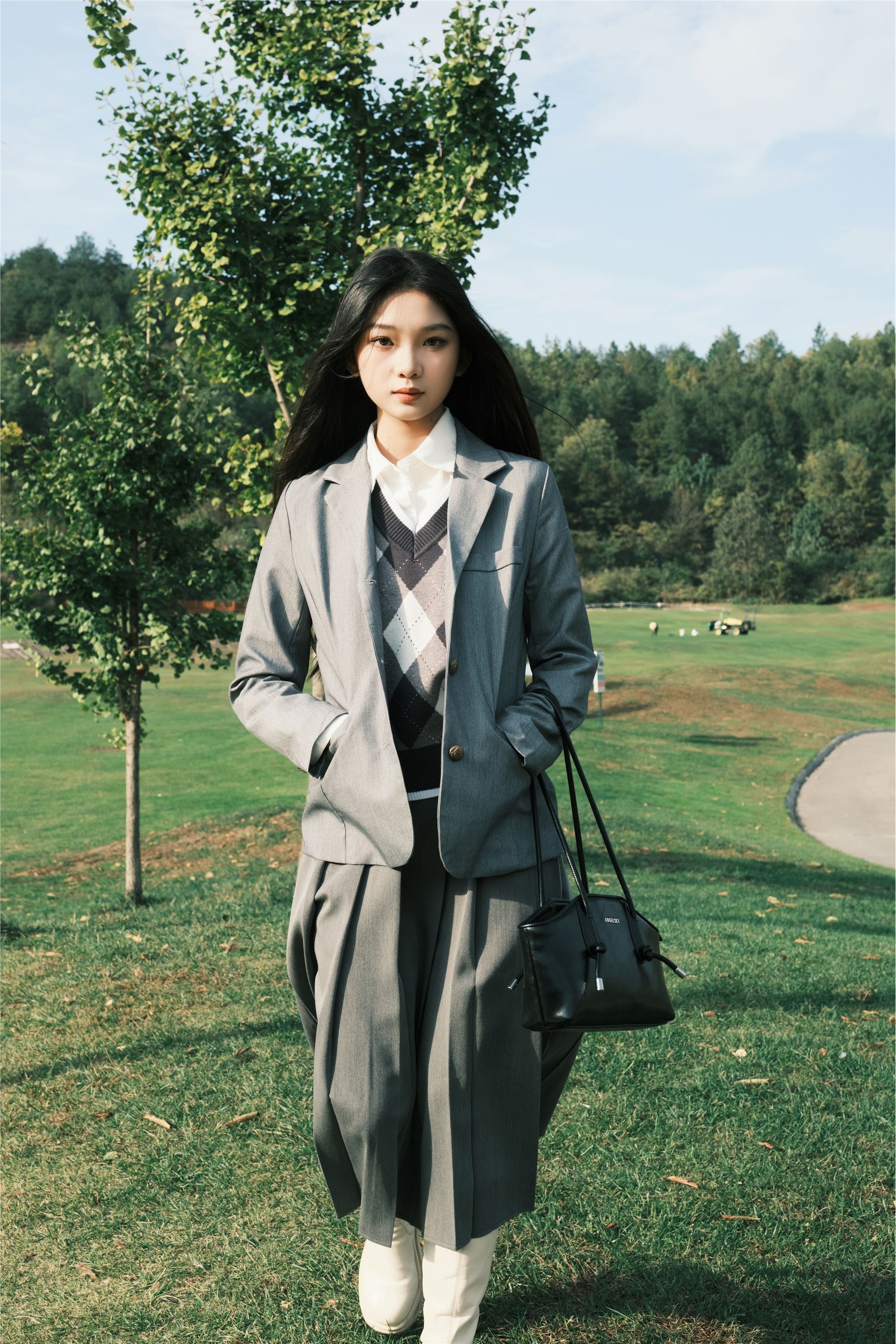 YITUYU艺图语 2025.01.06 草坪学院 一只狸猫